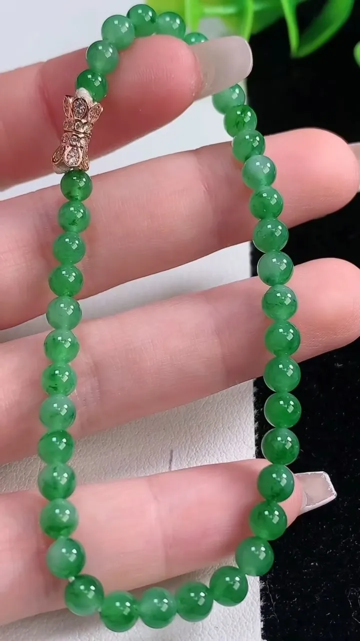 天然A货翡翠圆珠手串，尺寸4.6-39颗，重量:7.80g12月22日
工厂直销收藏佳品,种好水足，色泽均匀，有种有色，上手高大气！