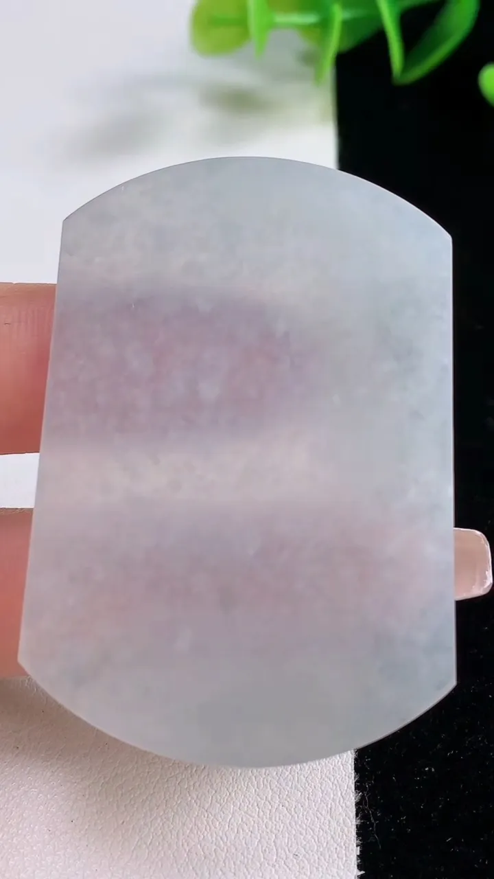 天然A货翡翠无事牌镶嵌件，尺寸53.2-38.2-2.5，重量:15.64g
12月22日