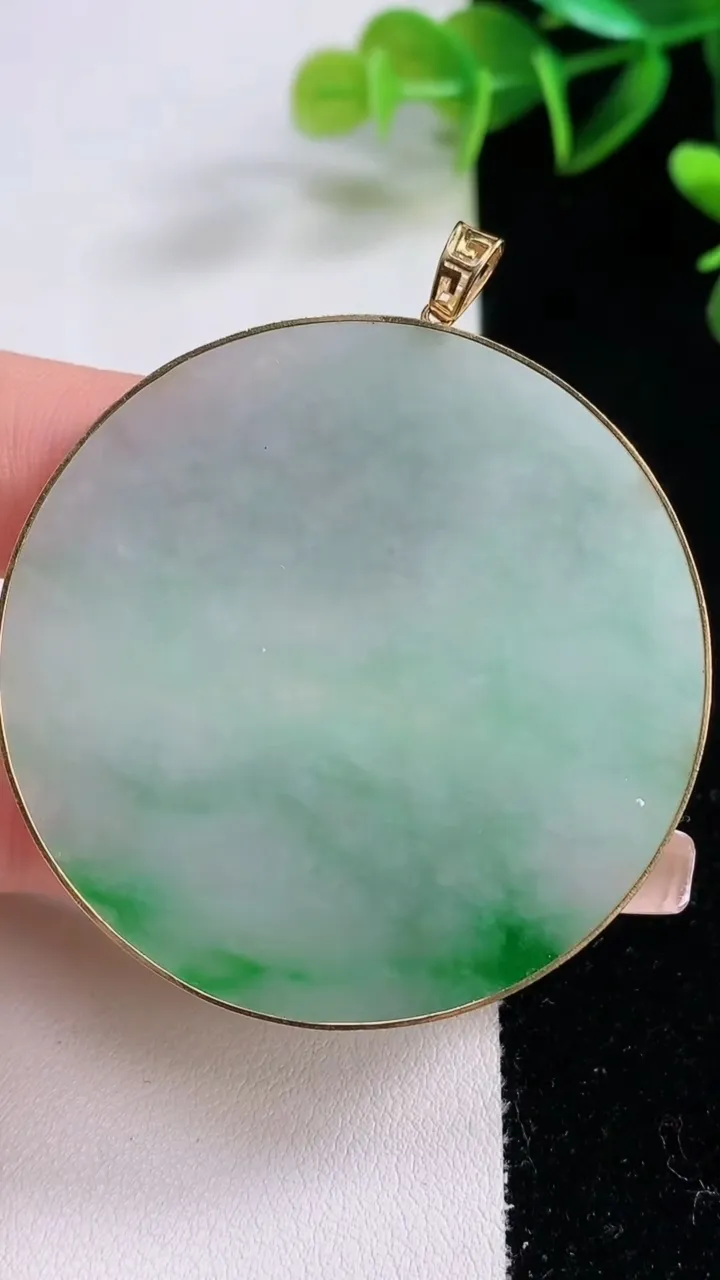 天然A货翡翠无事牌吊坠，尺寸48-2.7，重量:18.09g
12月22日