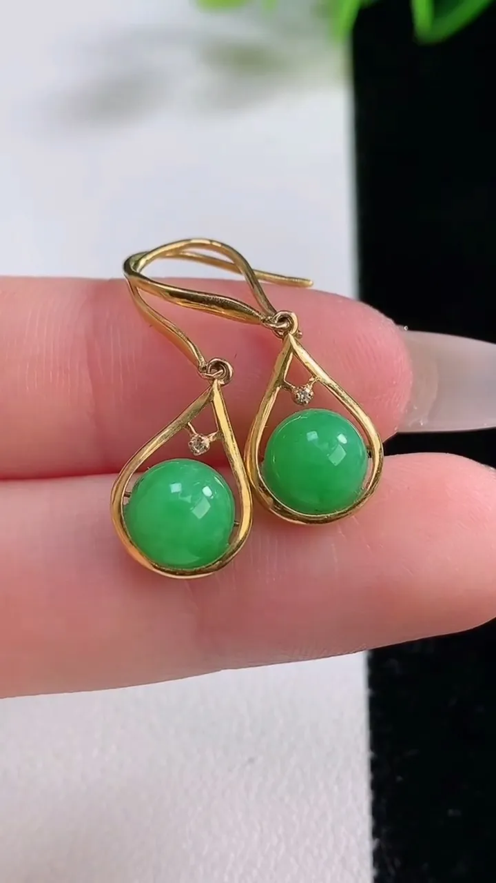 天然A货翡翠圆珠耳坠，尺寸7，重量:2.75g12月22日
工厂直销收藏佳品,种好水足，色泽均匀，有种有色，上手高大气！