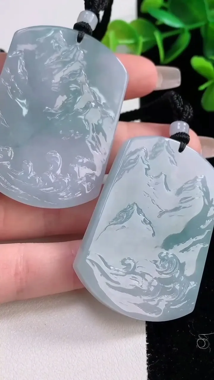 天然A货翡翠牌吊坠一对，尺寸51.4-35.6-6.3，重量:72.92g
12月22日