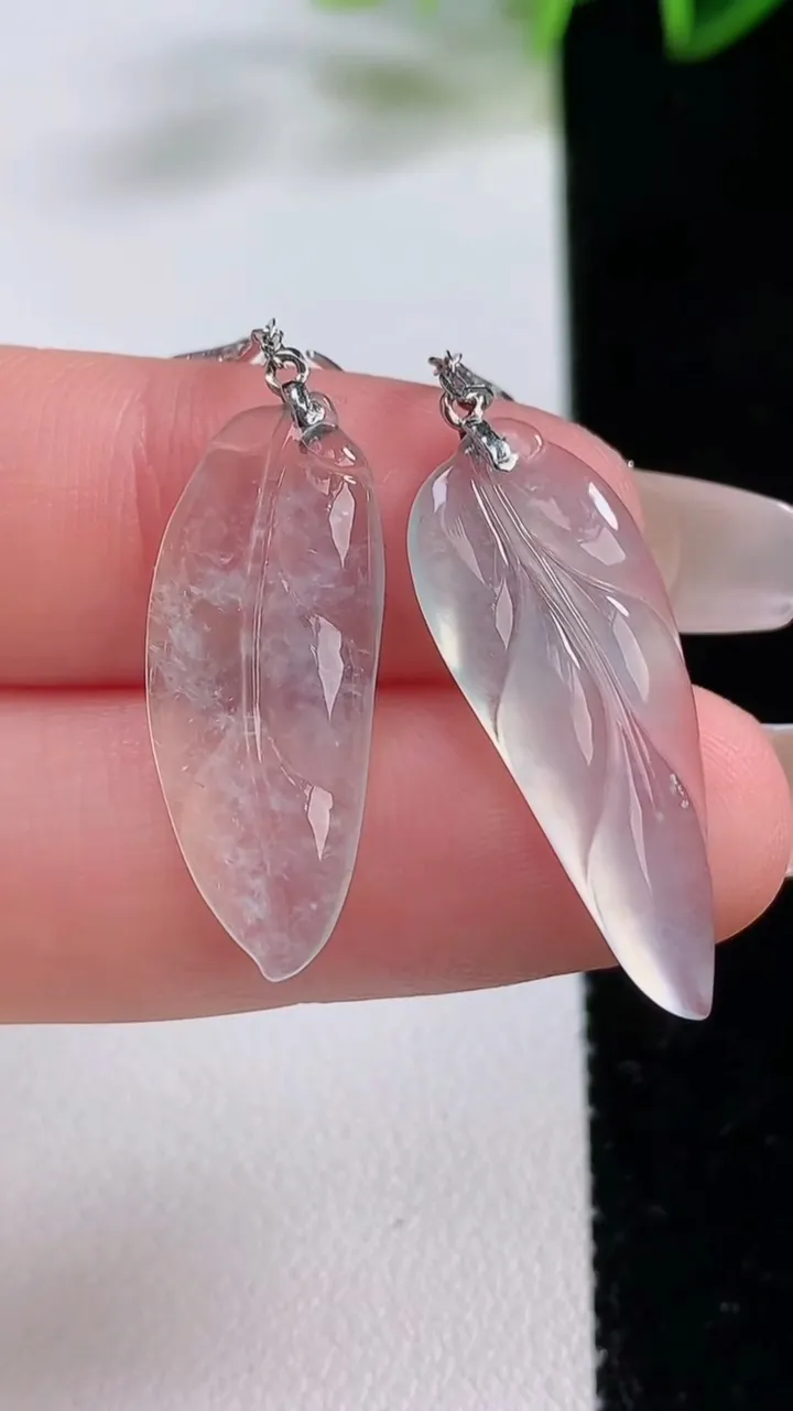 天然A货翡翠种白冰金枝玉叶 叶子耳坠，尺寸28.4-10.8-3.5，重量:3.33g'
12月22