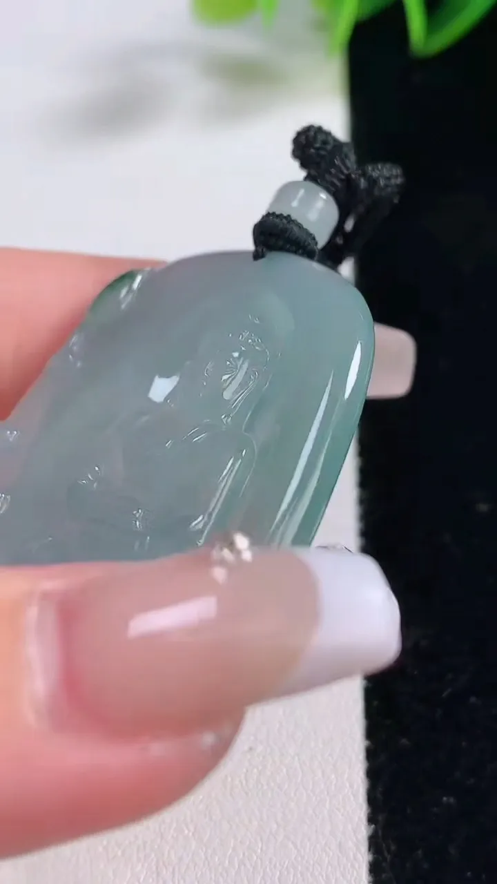 天然A货翡翠飘花大日如来吊坠，尺寸43.4-36.6-4，重量:17.30g
12月22日