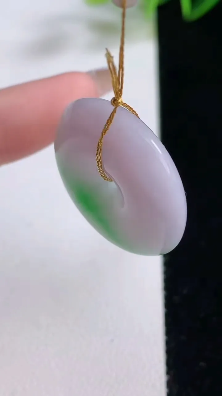 天然A货翡翠平安扣吊坠，尺寸27-7，重量:11.21g
12月22日