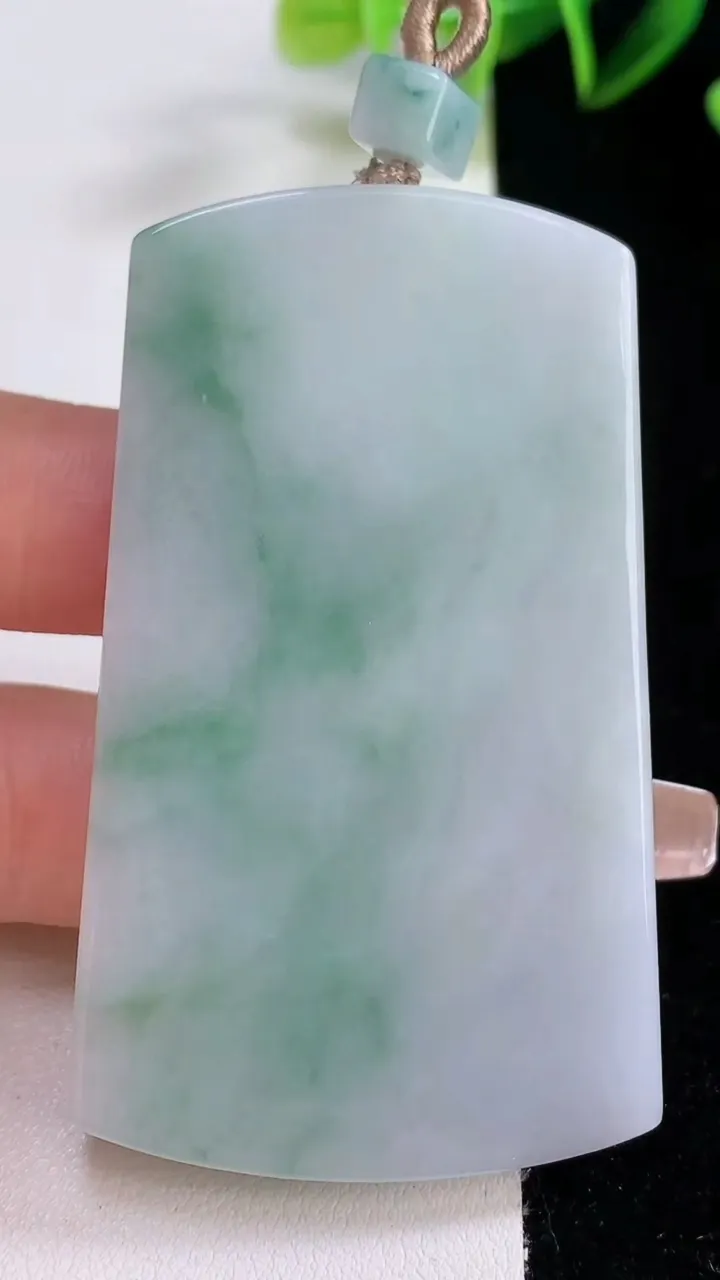 天然A货翡翠飘花无事牌吊坠，尺寸64-37.5-5.6，重量:41.92g
12月22日