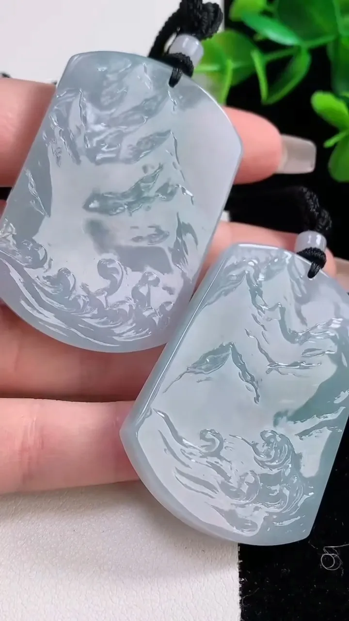 天然A货翡翠牌吊坠一对，尺寸51.4-35.6-6.3，重量:72.92g
12月22日