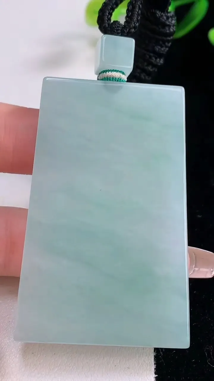 天然A货翡翠无事牌吊坠，尺寸584-37.2-5.7，重量:43.79g
12月22日