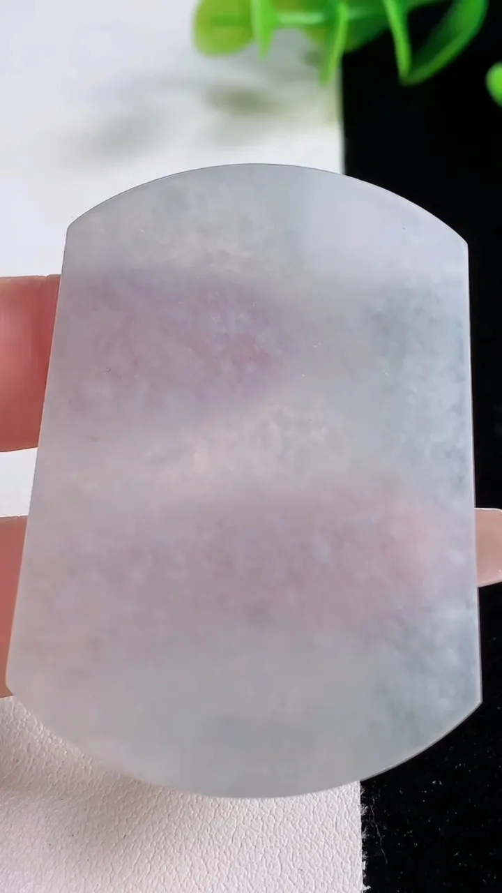 天然A货翡翠无事牌镶嵌件，尺寸53.2-38.2-2.5，重量:15.64g
12月22日