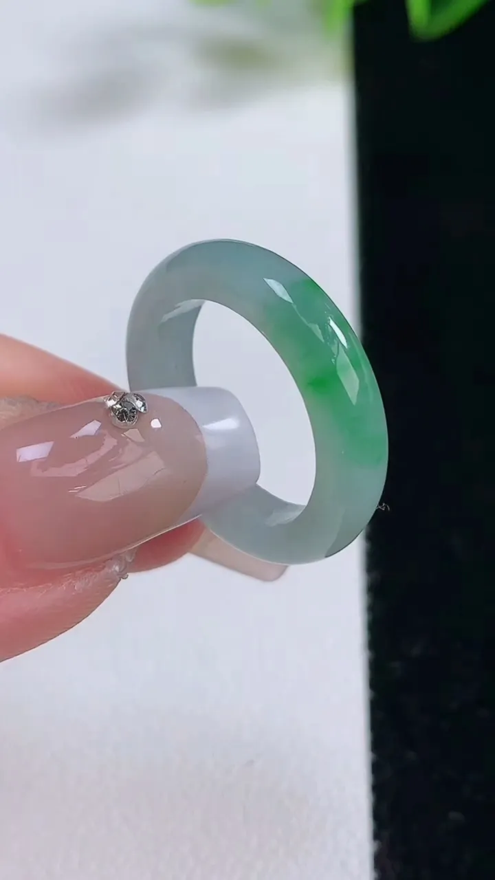 天然A货翡翠指环戒指，尺寸16.3-4.4-3，重量:2.92g2025年12月22日
工厂直销收藏