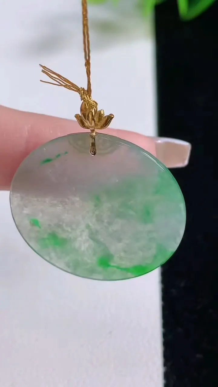 天然A货翡翠无事牌吊坠，尺寸27.6-1.5，重量:3.91g
12月22日