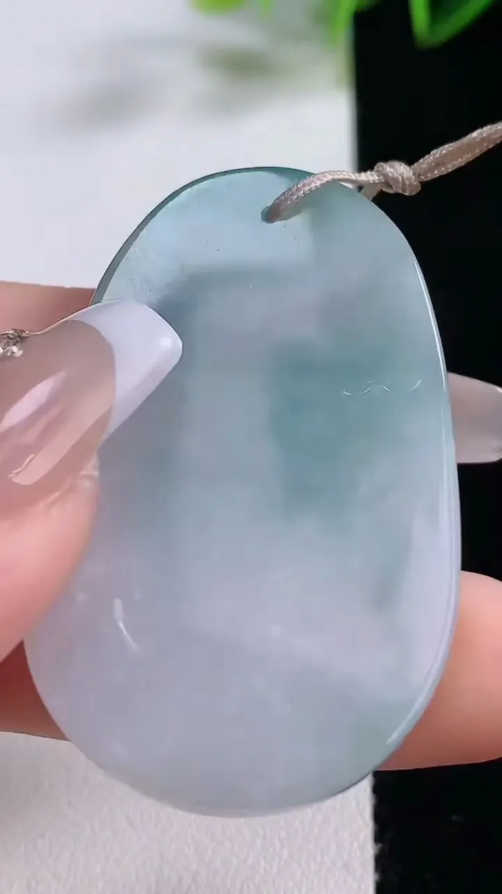 天然A货翡翠飘花生肖狗吊坠，尺寸47.2-29.2-4.5，重量:15.29g
12月22日