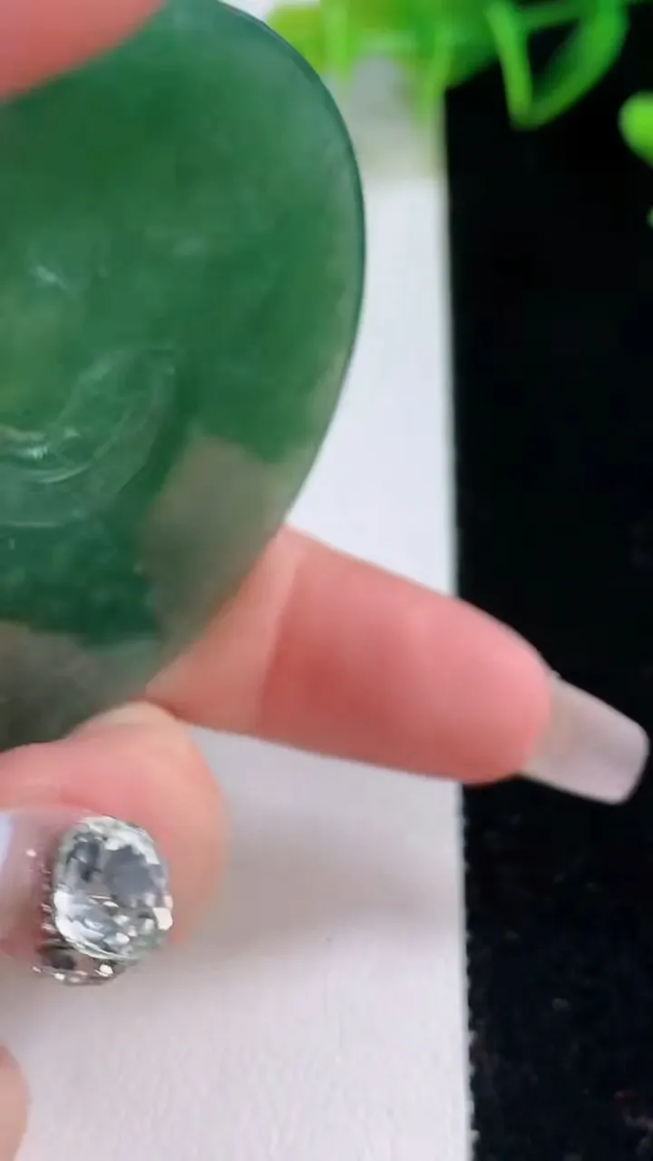 天然A货翡翠龙牌吊坠，尺寸54-4.9，重量:32.87g
12月22日