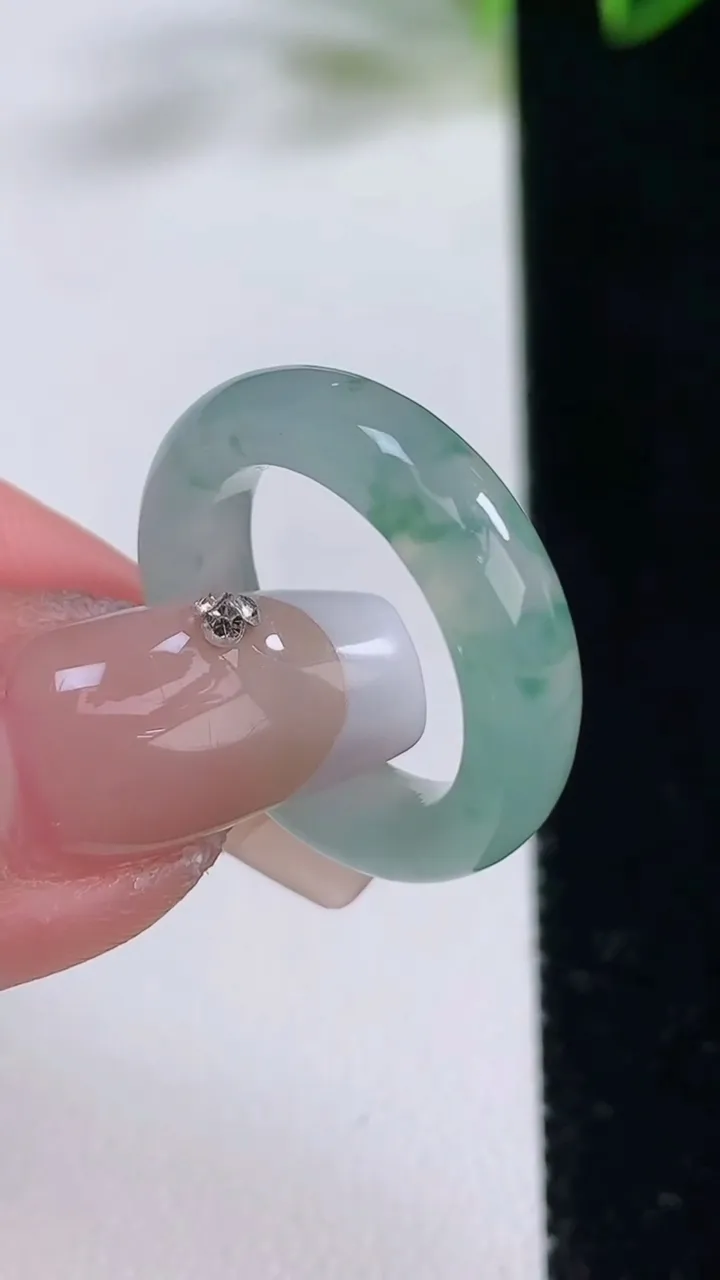 天然A货翡翠冰种飘花指环戒指，尺寸16.4-5.6-4，重量:4.03g2025年12月22日
工厂