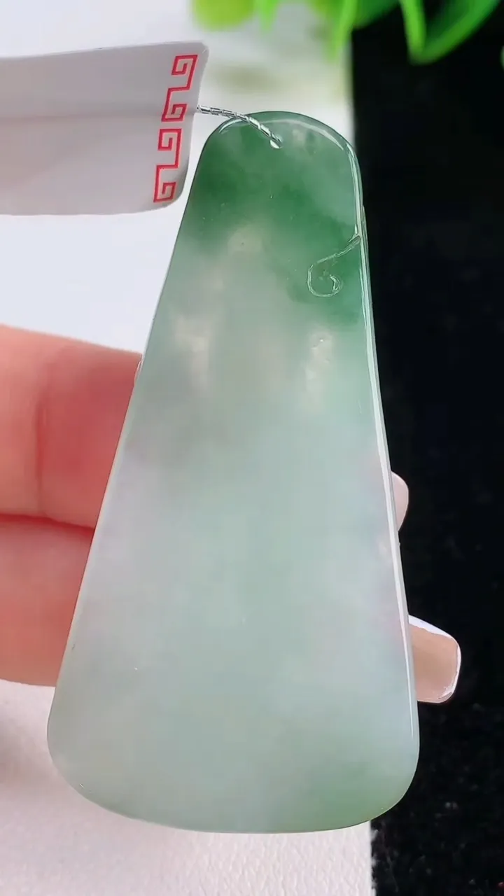 天然A货翡翠祥龙虚空藏菩萨吊坠，尺寸54-27.7-7.5，重量:19.77g
12月22日