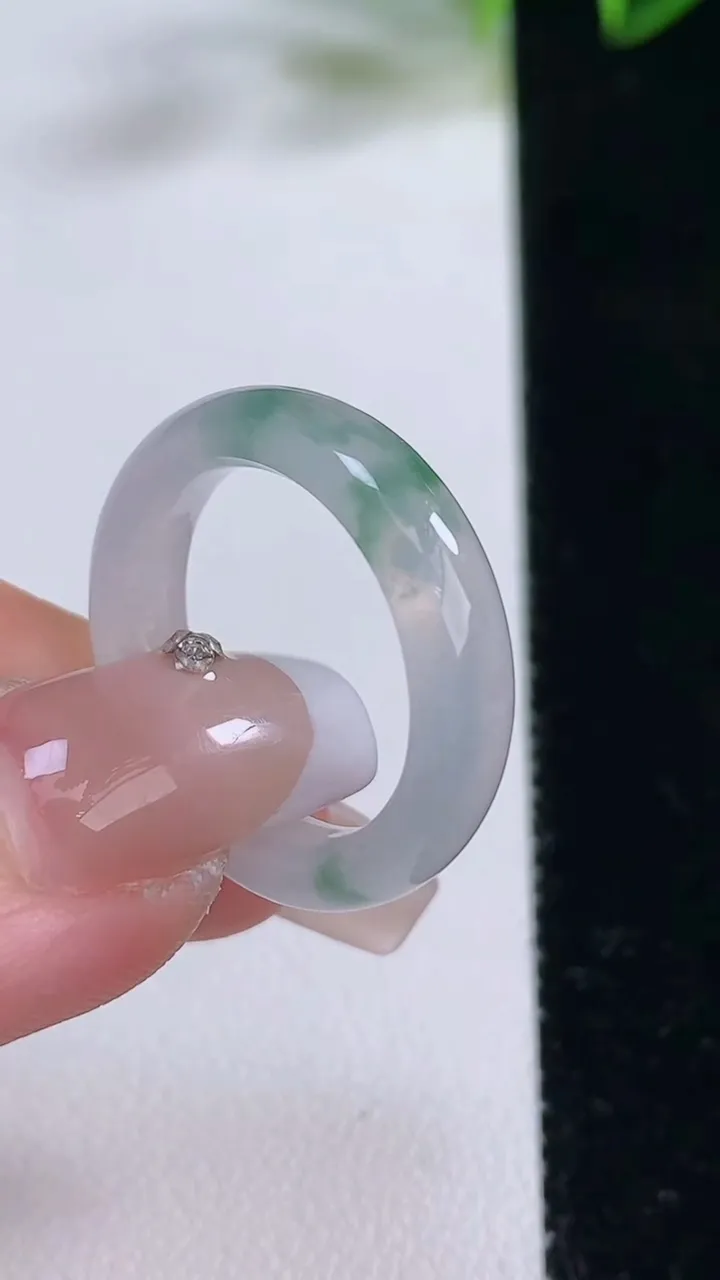 天然A货翡翠冰种飘花指环戒指，尺寸18-5.2-3.2，重量:3.61g2025年12月22日
工厂直销收藏佳品,种好水足，色泽均匀，有种有色，上手高大气！