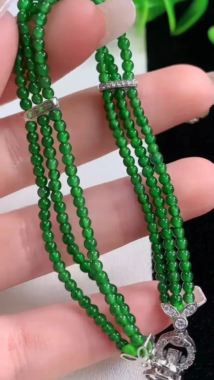 天然A货翡翠小米珠三排手串，尺寸2.2，重量:7.06g12月22日
工厂直销收藏佳品,种好水足，色泽均匀，有种有色，上手高大气！
