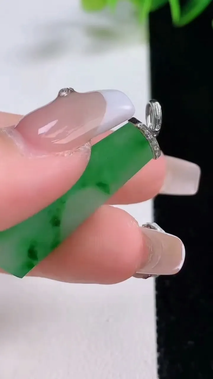 天然A货翡翠无事牌吊坠，尺寸34.5-13.5-2.4，重量:3.45g
12月22日