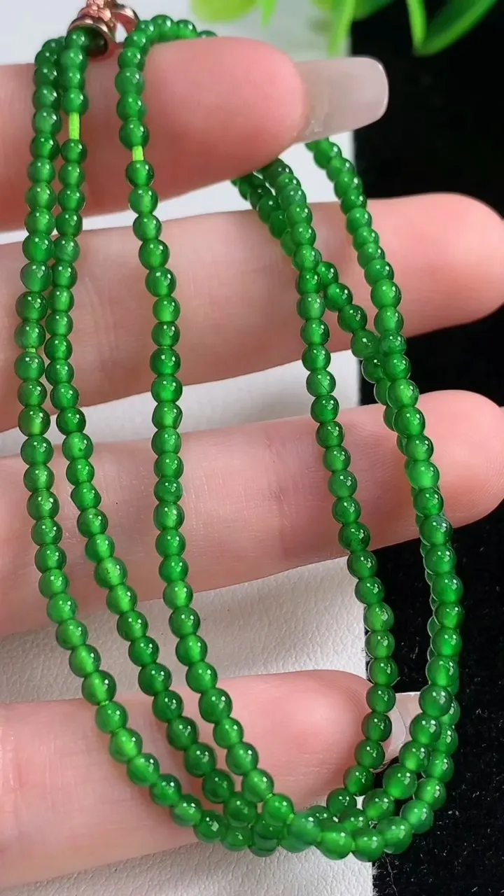 天然A货翡翠小米珠项链，尺寸2.6，重量:7.98g12月22日
工厂直销收藏佳品,种好水足，色泽均匀，有种有色，上手高大气！
