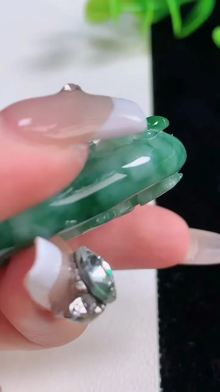 天然A货翡翠飘花无相佛吊坠，尺寸50.6-37.4-13，重量:31.32g
12月22日