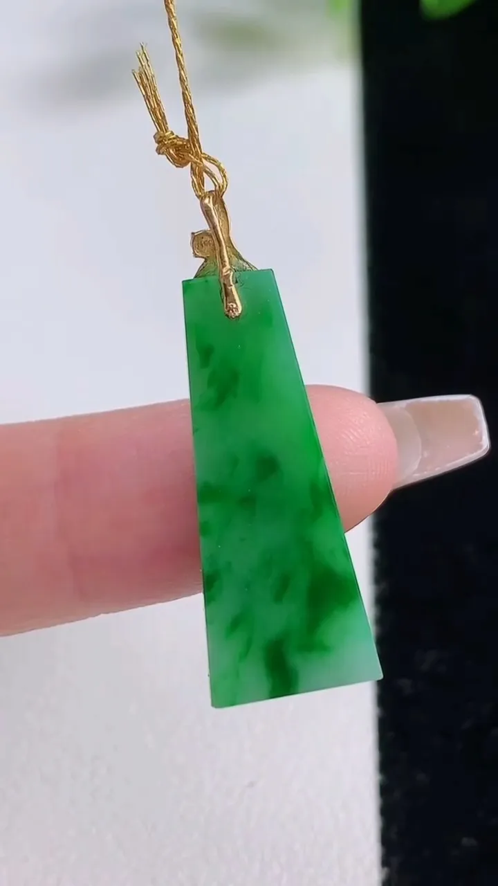 天然A货翡翠无事牌吊坠，尺寸26.2-10.8-2.5，重量:2.05g
12月22日