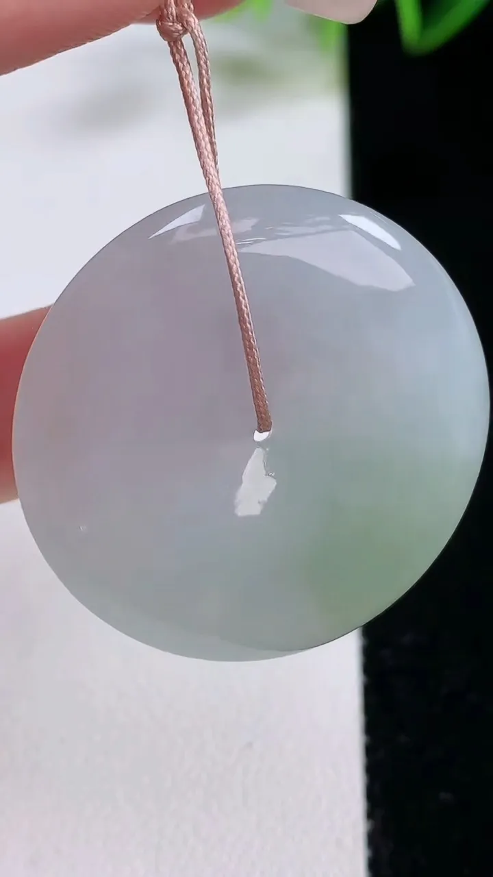 天然A货翡翠平安扣吊坠，尺33.5-6，重量:14.93g
12月22日