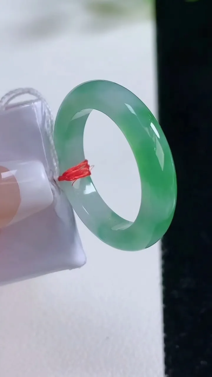 天然A货翡翠指环戒指，尺寸18.2-4.2-3.5，重量:4.93g2025年12月22日
工厂直销收藏佳品,种好水足，色泽均匀，有种有色，上手高大气！