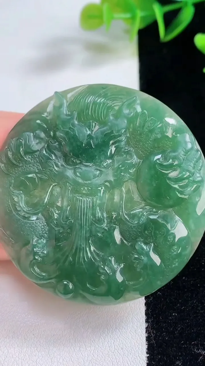 天然A货翡翠龙牌吊坠，尺寸54-4.9，重量:32.87g
12月22日