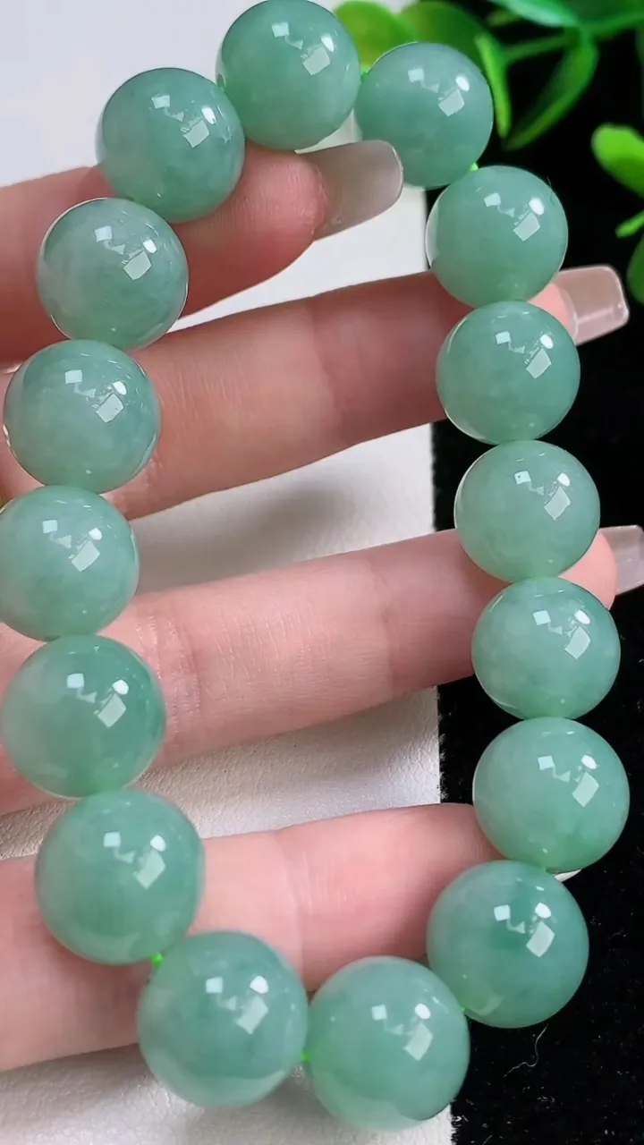 天然A货翡翠圆珠手串，尺寸12.7-16颗，重:56.61g12月22日
工厂直销收藏佳品,种好水足，色泽均匀，有种有色，上手高大气！