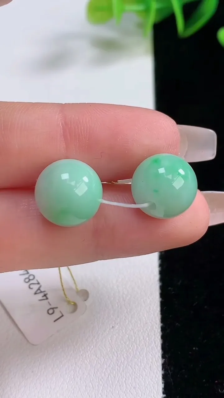 天然A货翡翠圆珠吊坠一对，尺寸12，重量:6.48g
12月22日