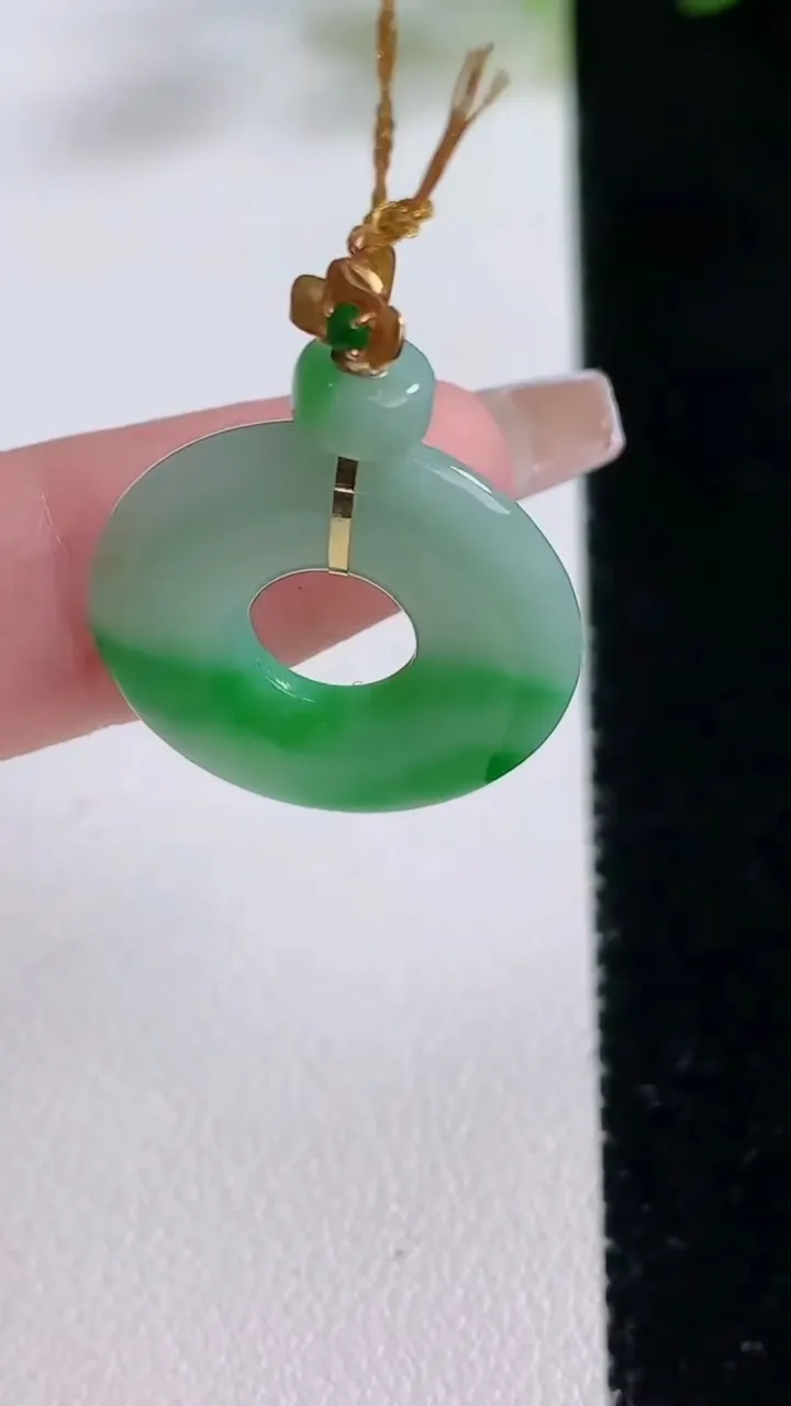 天然A货翡翠平安环吊坠，尺寸20.6-3.3，重量:3.24g
12月22日