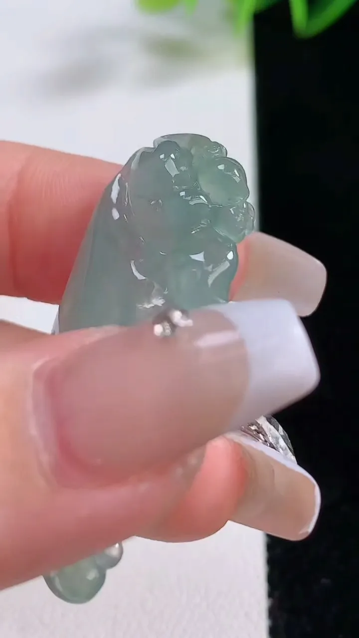 天然A货翡翠福瓜吊坠，尺寸42.2-17.5-5，重量:6.21g
12月22日