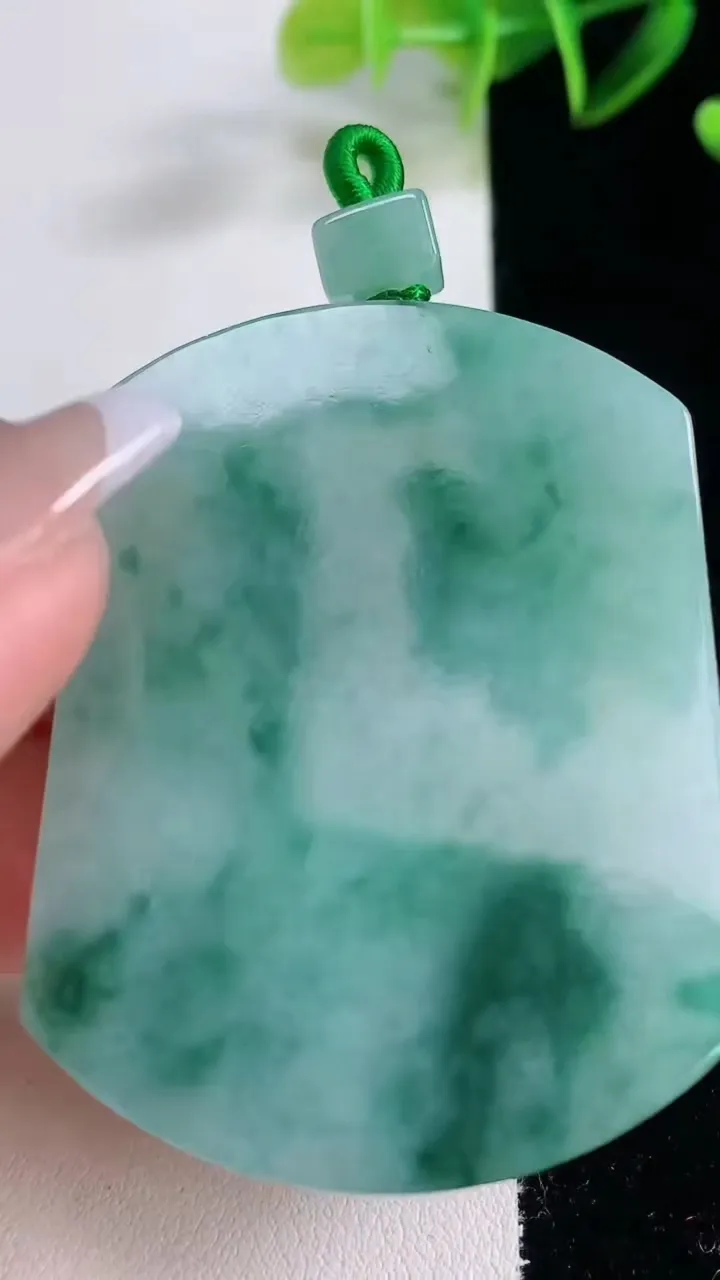 天然A货翡翠飘花无事牌吊坠，尺寸55.2-41.2-5.7，重量:39.95g
12月22日