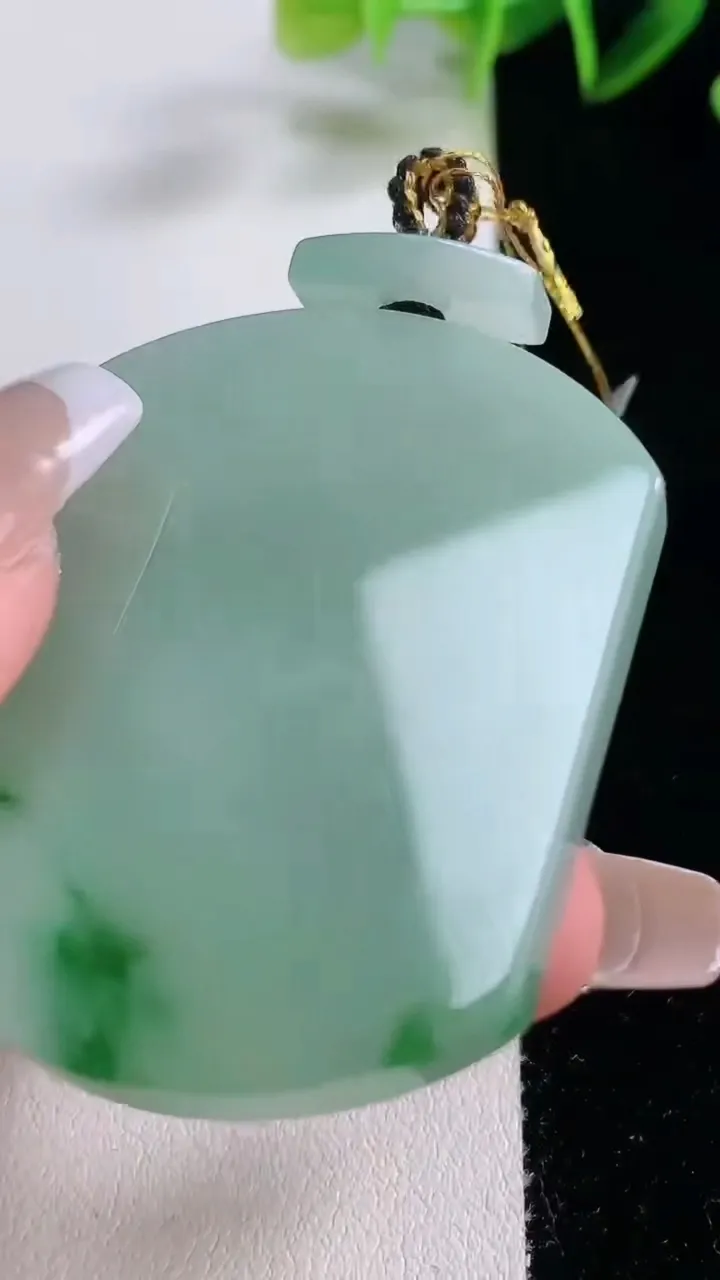 天然A货翡翠无事牌吊坠，尺寸50.3-40.4-5.8，重量:35.24g
12月22日