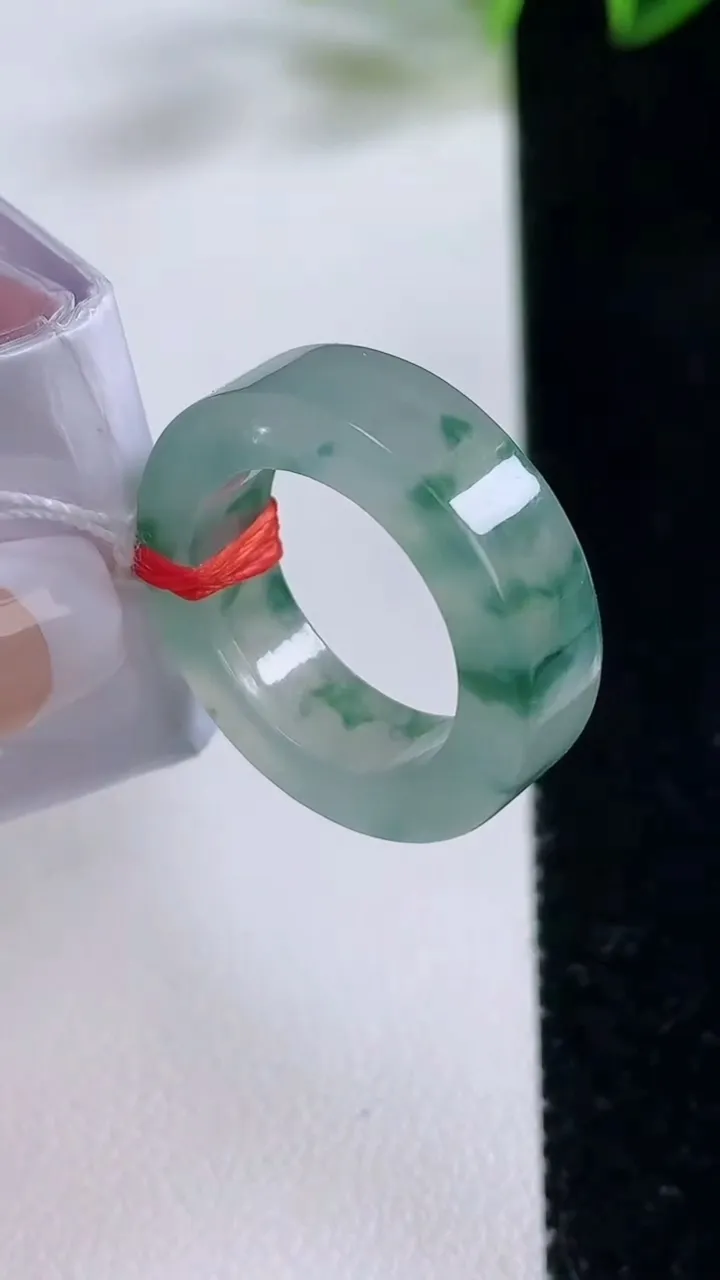 天然A货翡翠冰种飘花方形指环戒指，尺寸16.2-6-3.9，重量:6.39g2025年12月22日
工厂直销收藏佳品,种好水足，色泽均匀，有种有色，上手高大气！