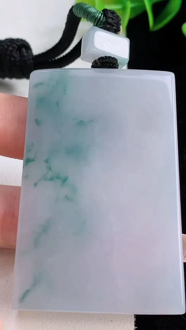 天然A货翡翠冰种飘花无事牌吊坠，尺寸61.3-40.8-6.3，重量:57.91g
12月22日