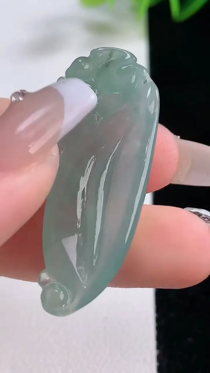 天然A货翡翠福瓜吊坠，尺寸42.2-17.5-5，重量:6.21g
12月22日