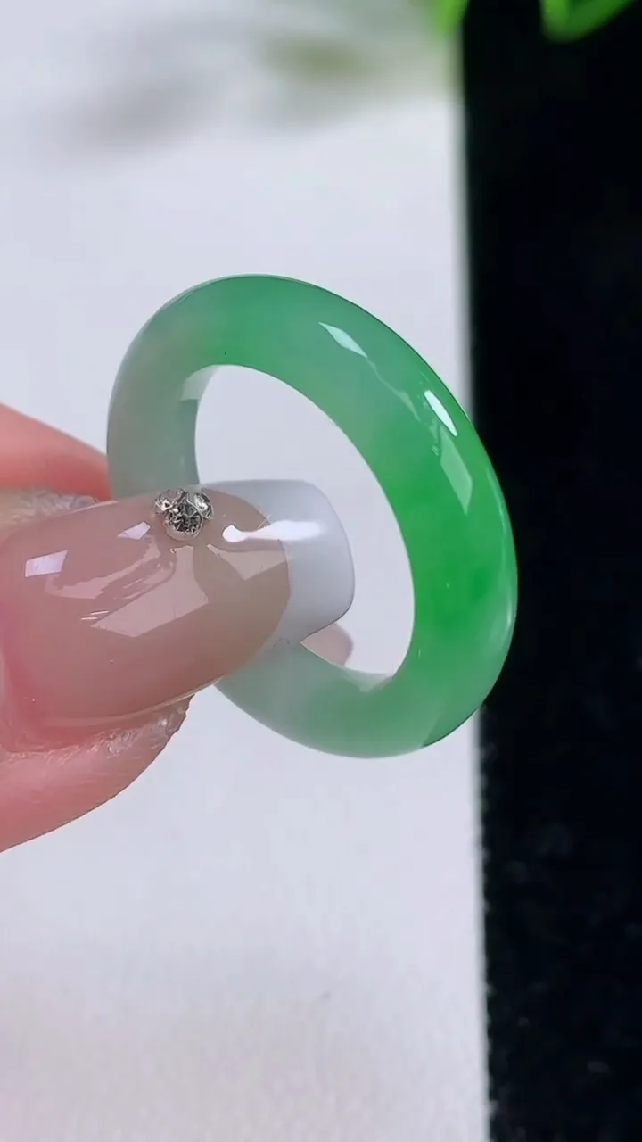 天然A货翡翠指环戒指，尺寸17.4-4.8-3.7，重量:3.74g2025年12月22日
工厂直销
