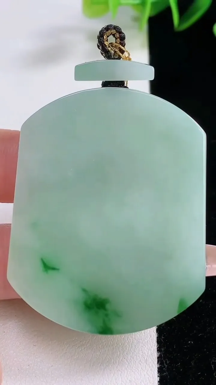 天然A货翡翠无事牌吊坠，尺寸50.3-40.4-5.8，重量:35.24g
12月22日