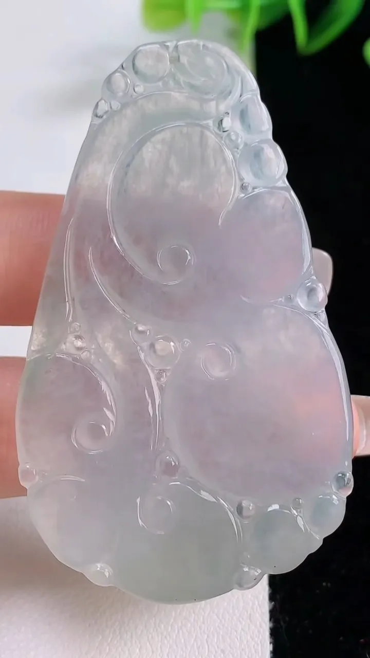 天然A货翡翠如意吊坠，尺寸60.7-37-6，重量:20.72g
12月22日