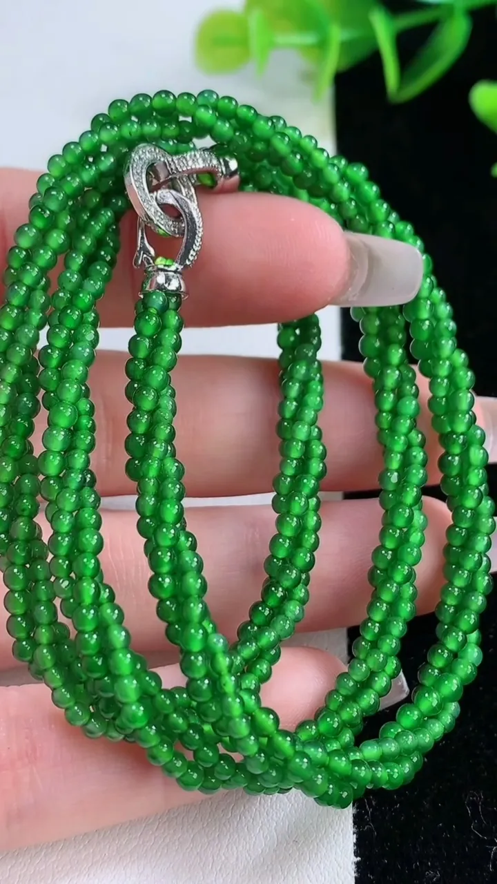 天然A货翡翠小米珠三排项链，尺寸2.4，重量:16.36g12月22日
工厂直销收藏佳品,种好水足，色泽均匀，有种有色，上手高大气！