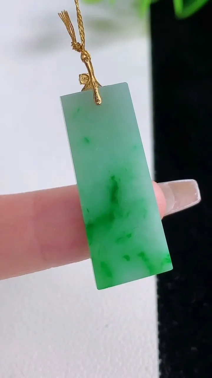 天然A货翡翠无事牌吊坠，尺寸31.2-12-2.5，重量:3.27g
12月22日