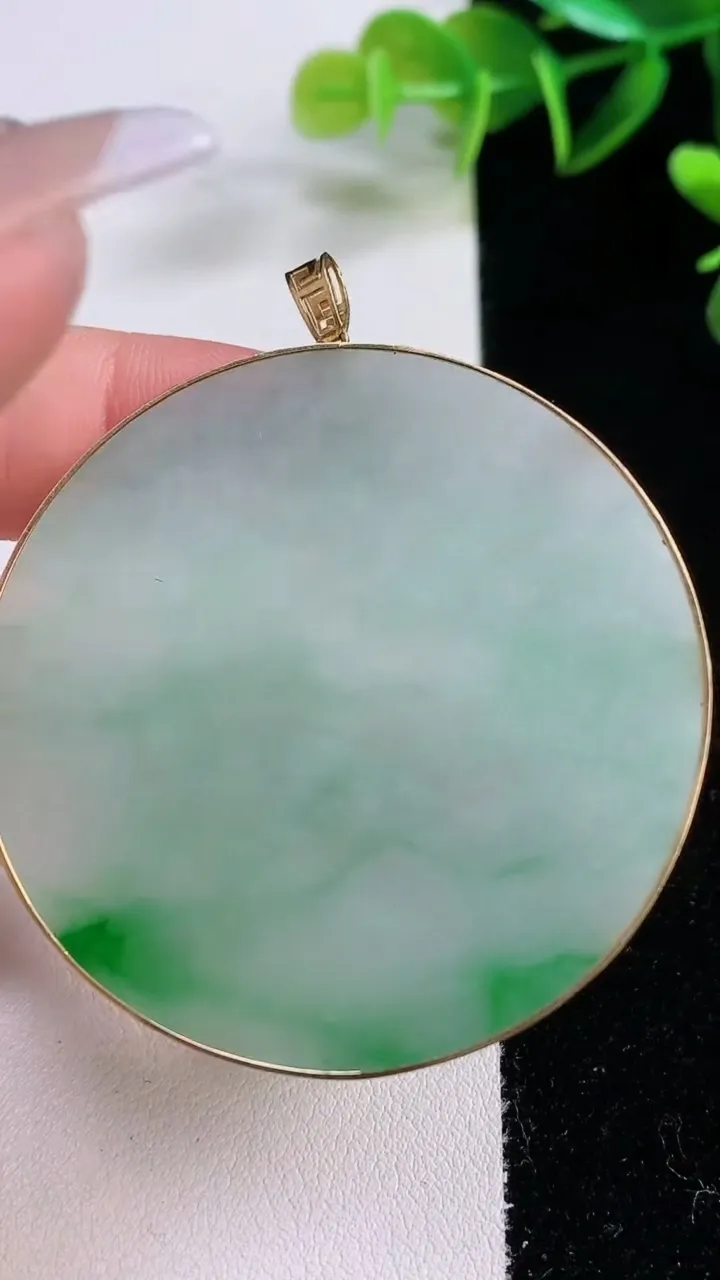 天然A货翡翠无事牌吊坠，尺寸48-2.7，重量:18.09g
12月22日