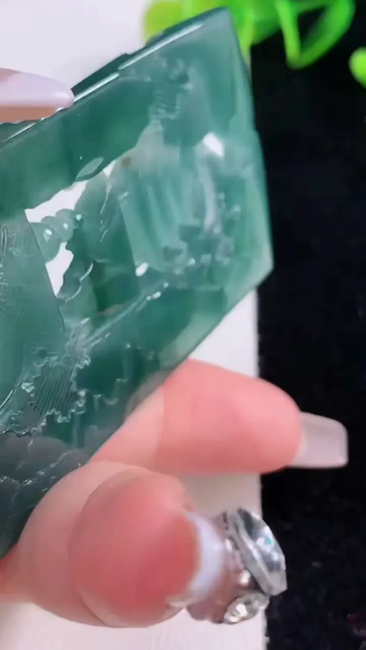 天然A货翡翠山水无相佛吊坠，尺寸76.2-42.5-6.9，重量:45.99g
12月22日