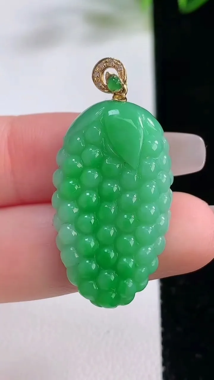 天然A货翡翠多子多福 葡萄吊坠，尺寸31.4-16.8-5.7，重量:6.88g
12月22日