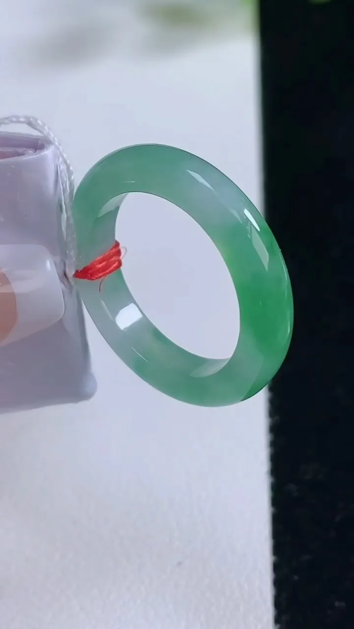 天然A货翡翠指环戒指，尺寸18.2-4.2-3.5，重量:4.93g2025年12月22日
工厂直销收藏佳品,种好水足，色泽均匀，有种有色，上手高大气！