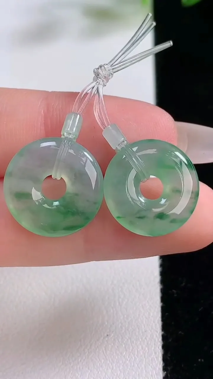 天然A货翡翠冰种飘花平安环吊坠一对，尺寸16.4-3.3，重量:4.32g
12月22日