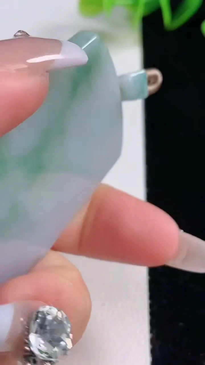 天然A货翡翠飘花无事牌吊坠，尺寸64-37.5-5.6，重量:41.92g
12月22日