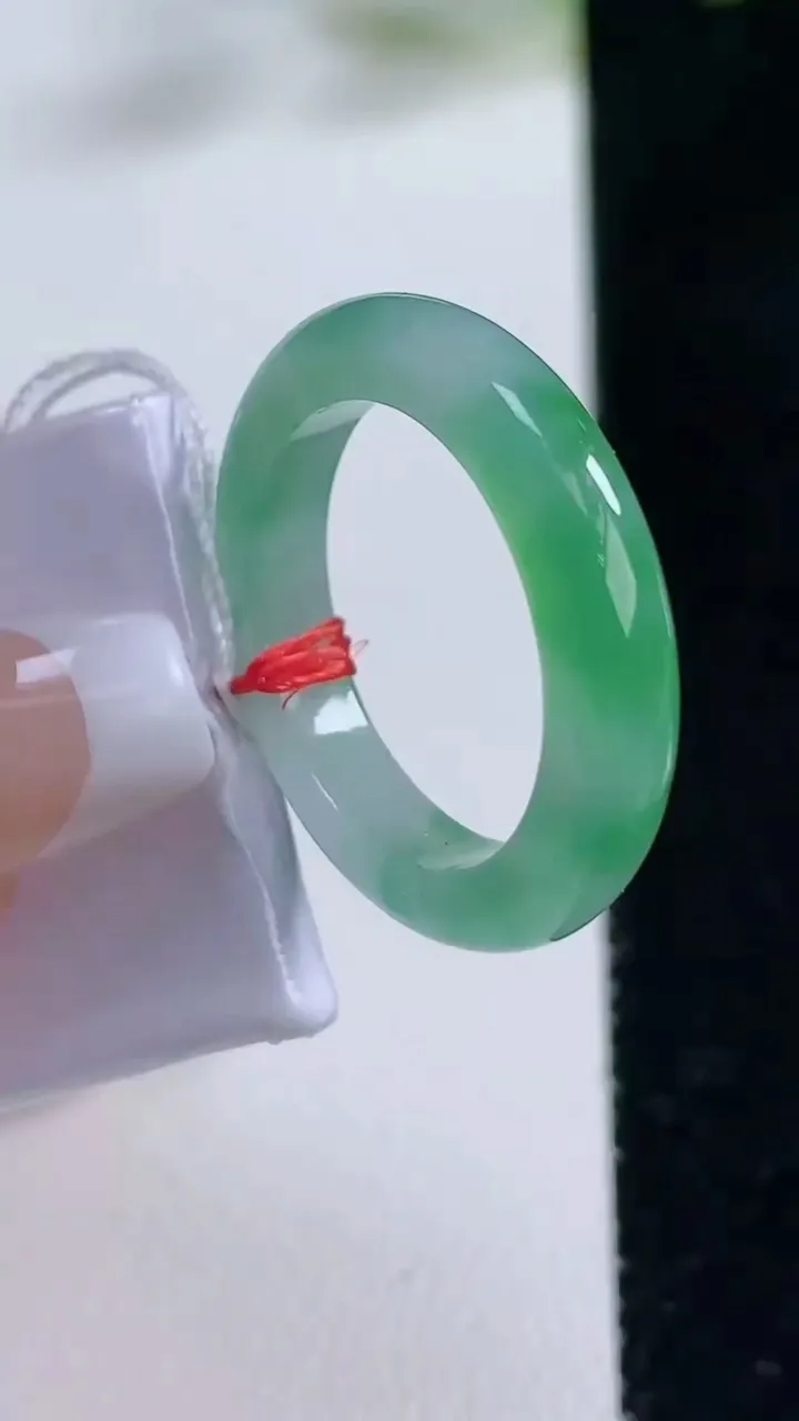 天然A货翡翠指环戒指，尺寸18.2-4.2-3.5，重量:4.93g2025年12月22日
工厂直销