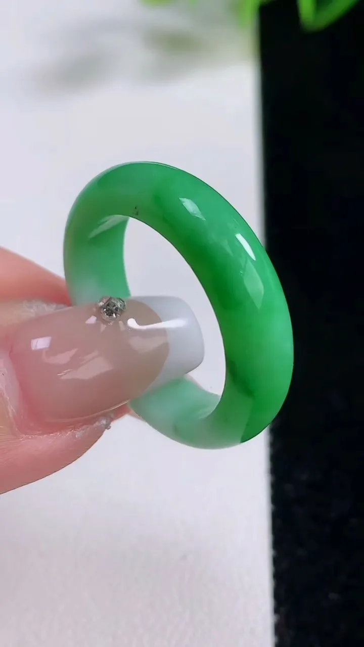 天然A货翡翠指环戒指，尺寸20.3-6-3.8，重量:5.23g2025年12月22日
工厂直销收藏