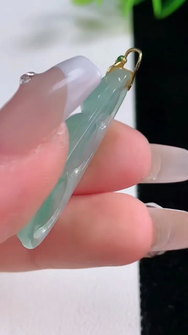 天然A货翡翠福豆吊坠，尺寸36.4-14-6.2，重量:5.60g
12月22日